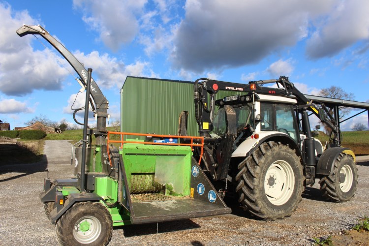 Tracteur avec broyeur de branches en plaquettes forestières